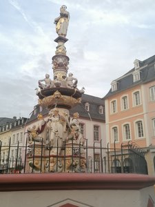 Petrusbrunnen auf dem Hauptmarkt in Trier