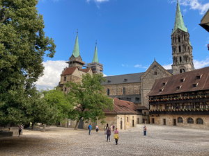 Die Alte Hofhaltung mit dem Dom im Hintergrund in Bamberg.