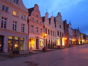 Malerischer Straßenzug bei Nacht in Wismar