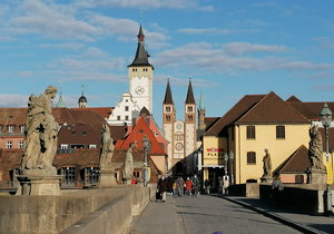 Alte Mainbrücke und im Hintergrund der Dom St. Kilian in Würzburg