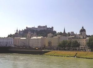Festung Hohensalburg vom Ufer der Salzach gesehen auf der Entdeckertour Salzburg